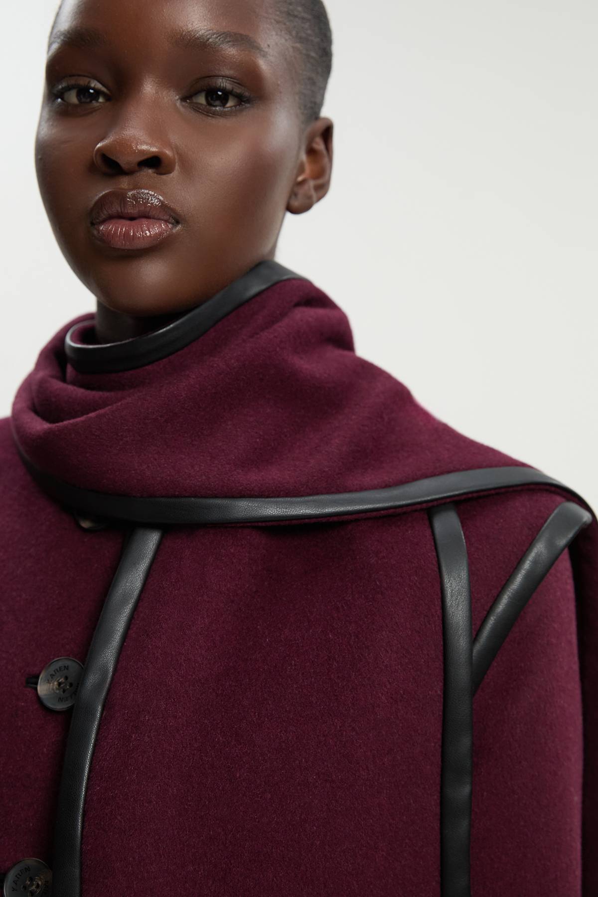 KarenMillen Manteau Court Ajusté Petite en Laine Brossée Mélangée avec Écharpe Détachable