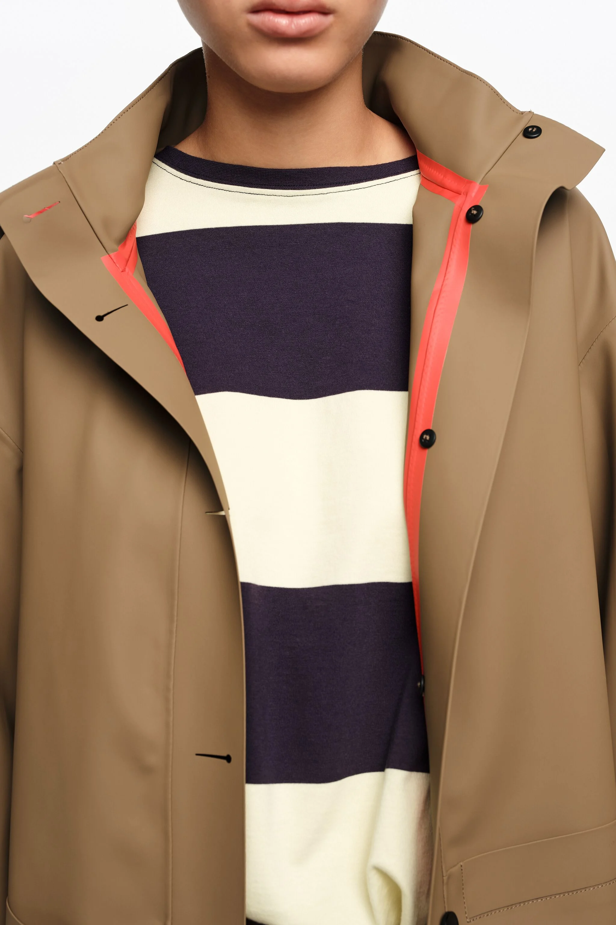 Trench coat A-line emborrachado cor camelo escuro