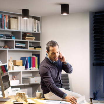 Philips Hue opbouwspot Pillar zwart - warm tot koelwit licht 5W -1 spot met dimmer switch