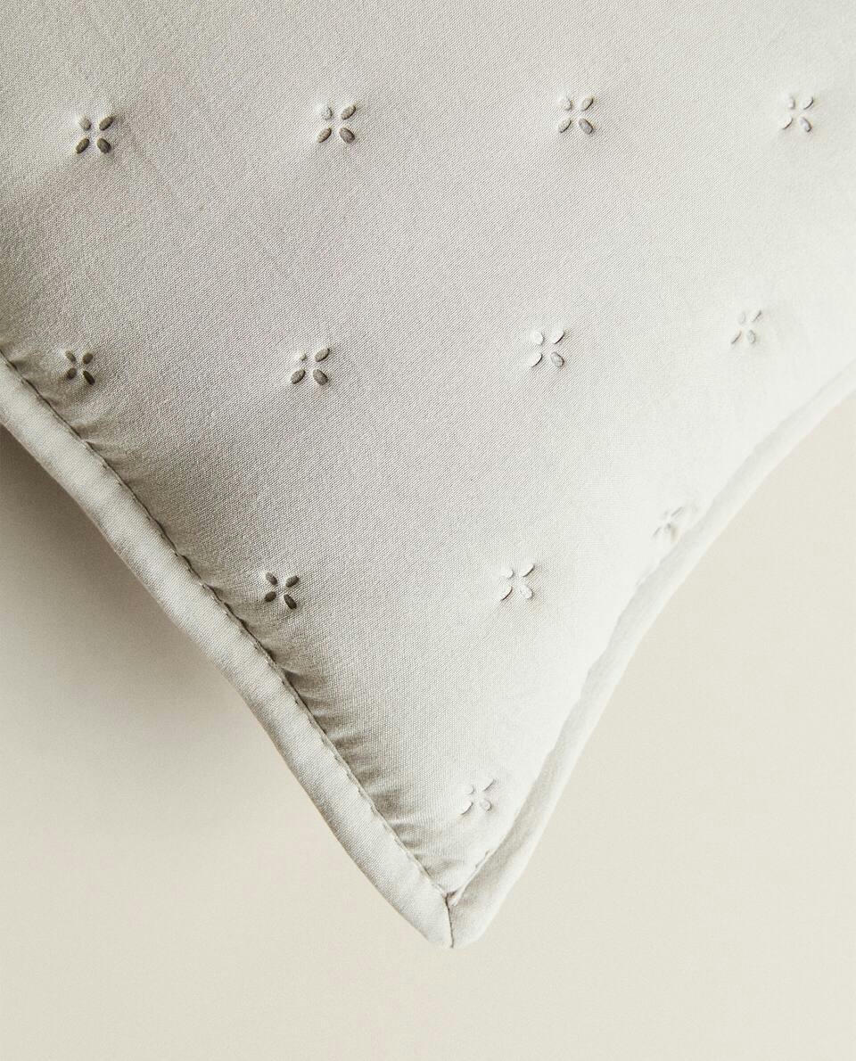CAPA DE ALMOFADA ACOLCHOADA COM BOLINHAS