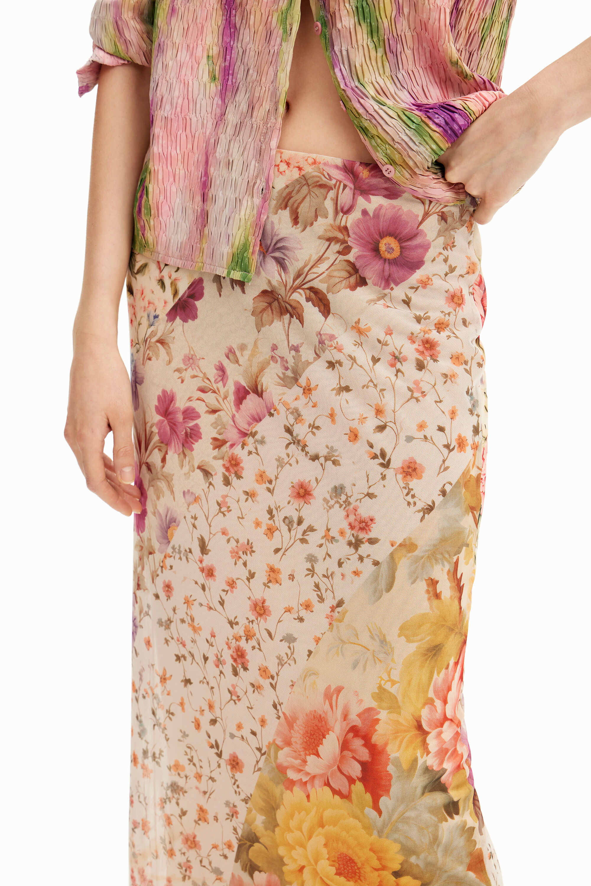 Saia midi com aplicações florais