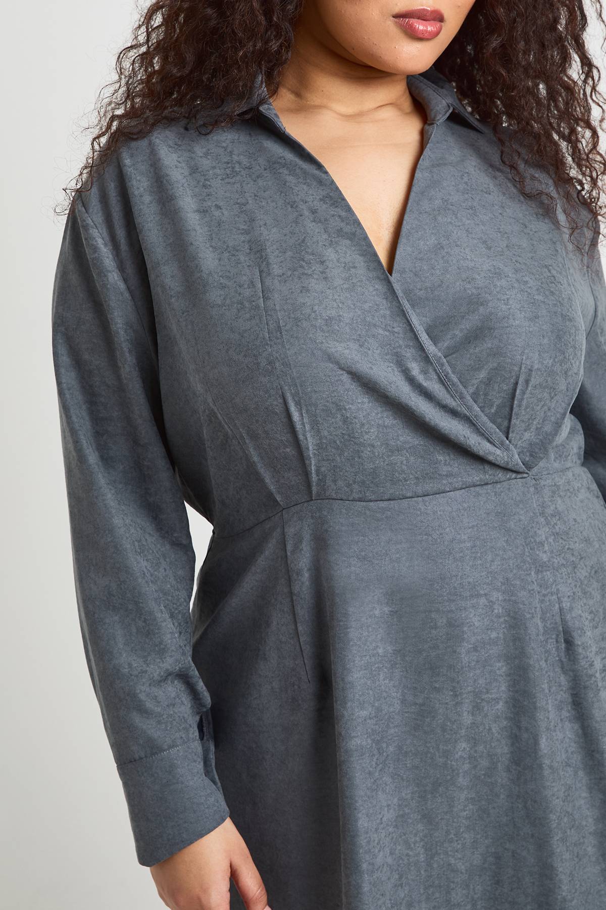 boohoo Robe Chemise Portefeuille À Col En Tissu Pêche Grande Taille
