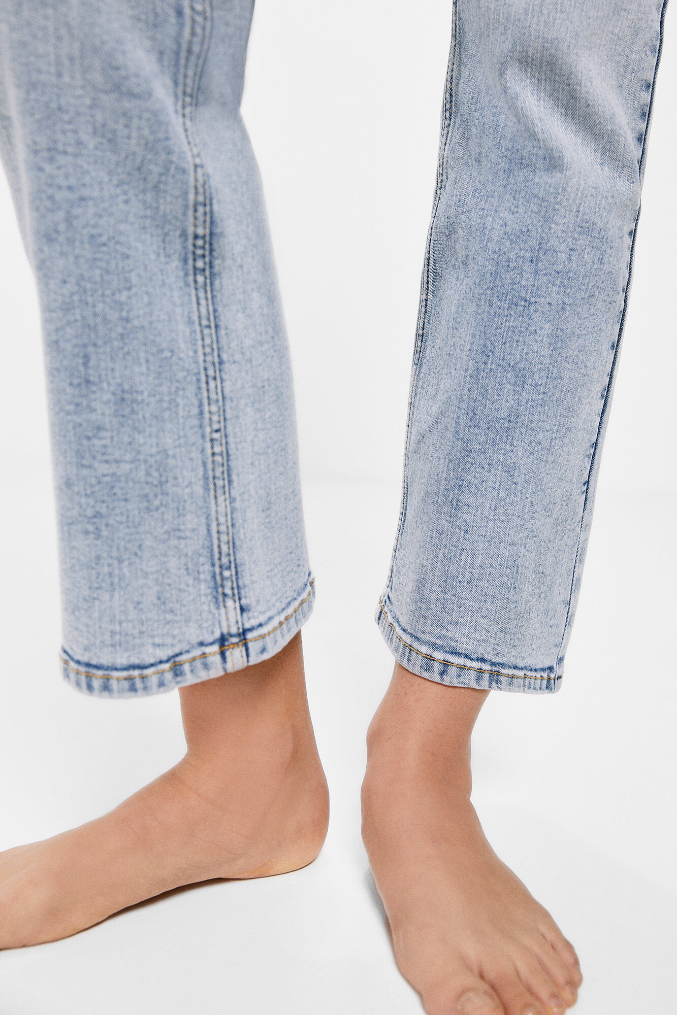 Calça jeans flare com estampa de borboletas, lavagem sustentável - azul médio