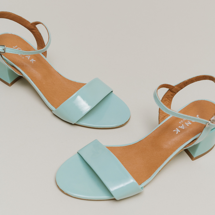 Sandales à talons et bouts ronds  en vernis turquoise