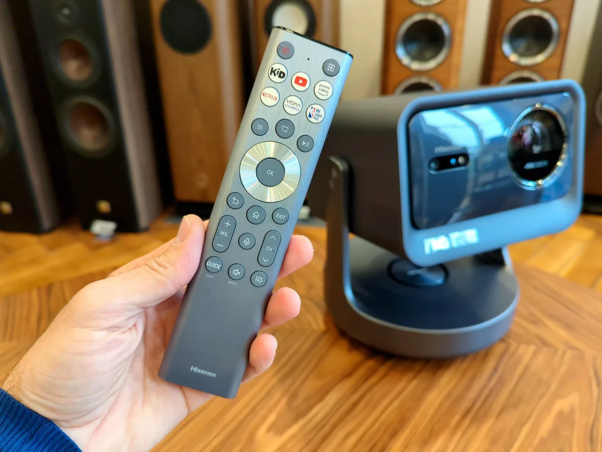 Hisense C2 Ultra   Pied de sol Hisense SG8H Vidéoprojecteurs UHD 4K