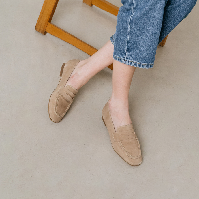 Mocassins à talons plats et bouts ronds  en velours beige
