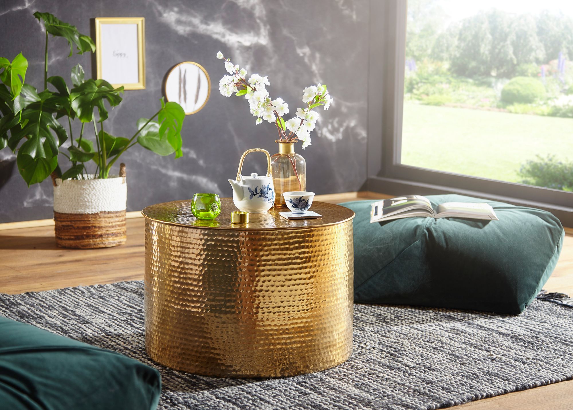 KADIMA DESIGN Orient Couchtisch ENNS: Hammerschlag-Aluminium, 61 cm Durchmesser, silberfarben