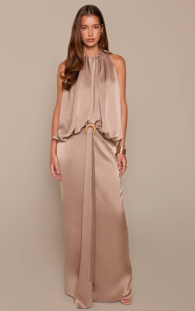 Taupe Robe Longue En Satin Avec Détail Froncé Au Corsage Et Bordure