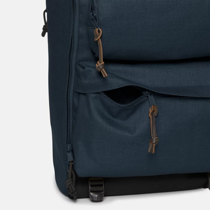Mochila utilitária unissex na cor azul marinho.
