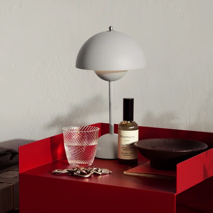 &Tradition - Flowerpot Akku Tischleuchte VP9 mit magnetischem Ladekabel, glänzend, dunkle pflaume