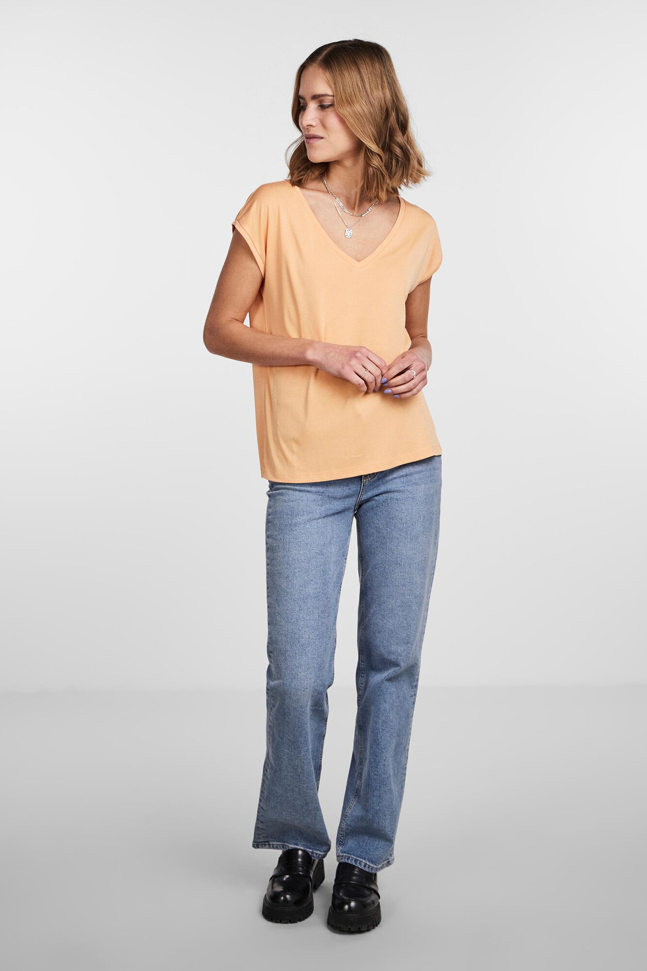Camiseta básica em MODAL-TENCEL. Mangas curtas e decote em V.