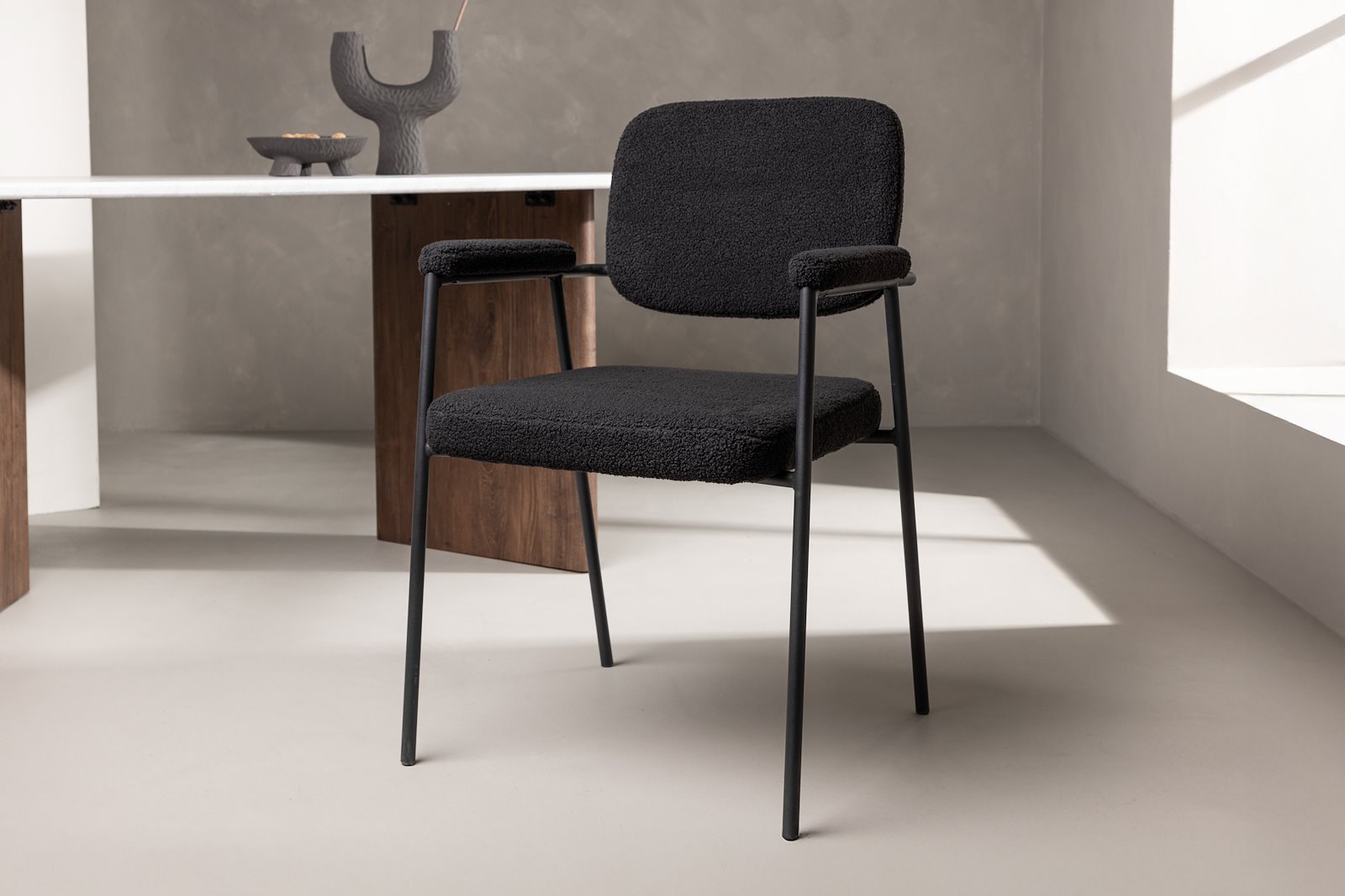 Yesterday Spisestol. Sett av 2. Sett av 2. Med arm. Sort bouclé med sorte metal understell.