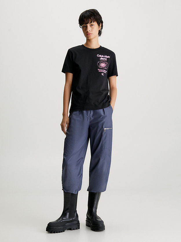 Camiseta estampada com corte relaxado nas costas