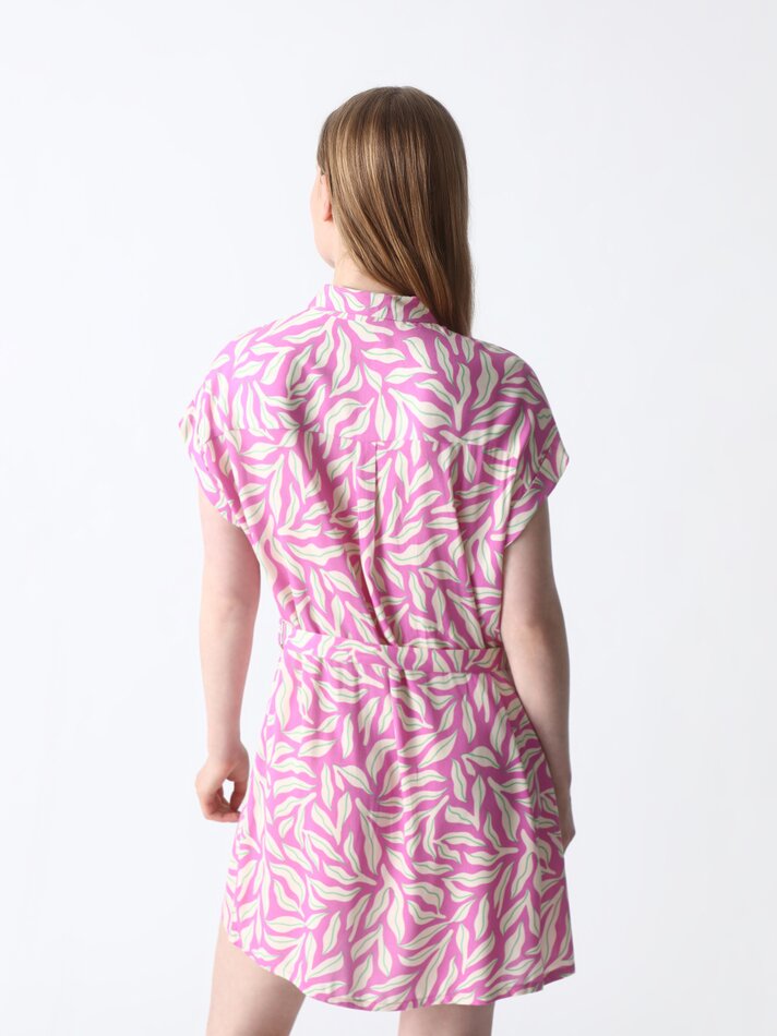 Vestido curto sem mangas, cor rosa.
