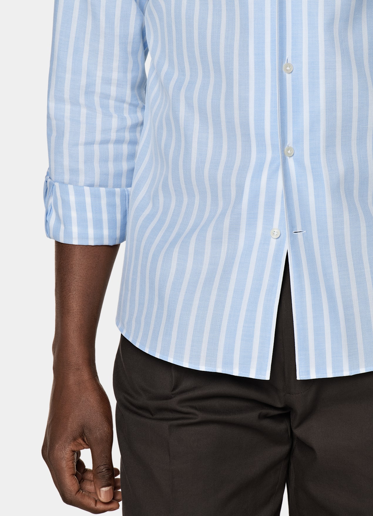 Chemise coupe très ajustée avec col d'une seule pièce bleu à rayures
