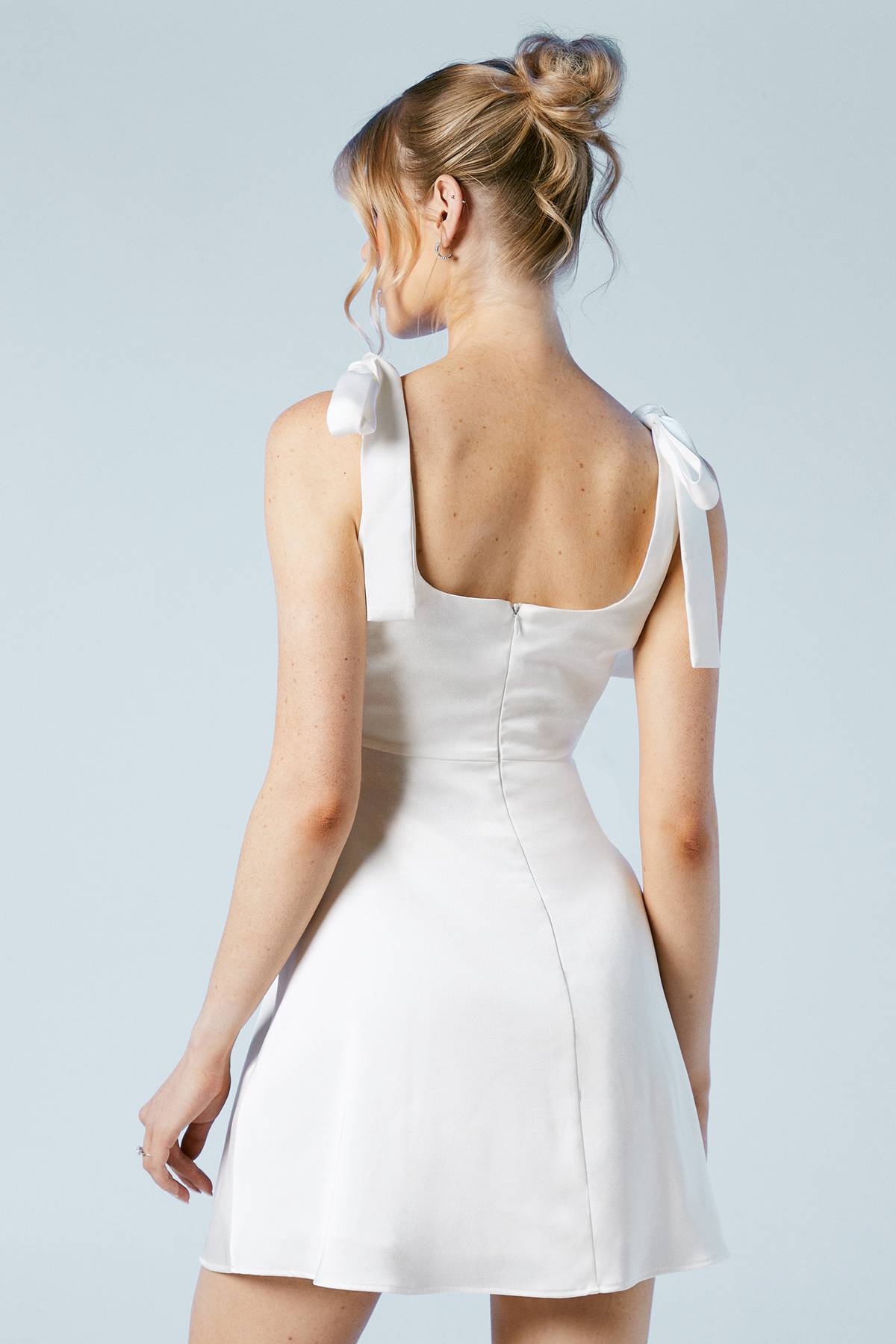 Oasis Robe de Mariée Mini en Satin à Bretelles Nouées