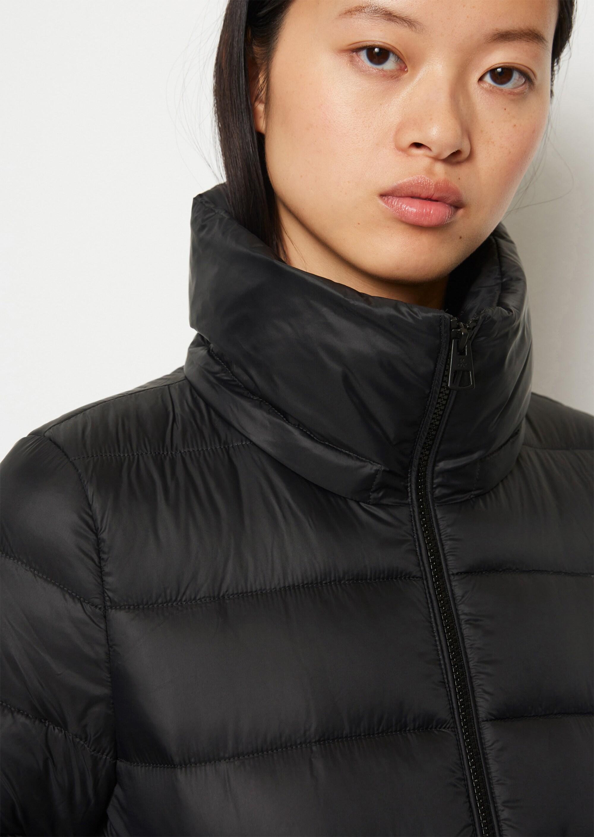 Leichte Kapuzen-Steppjacke regularaus recycelten Materialien