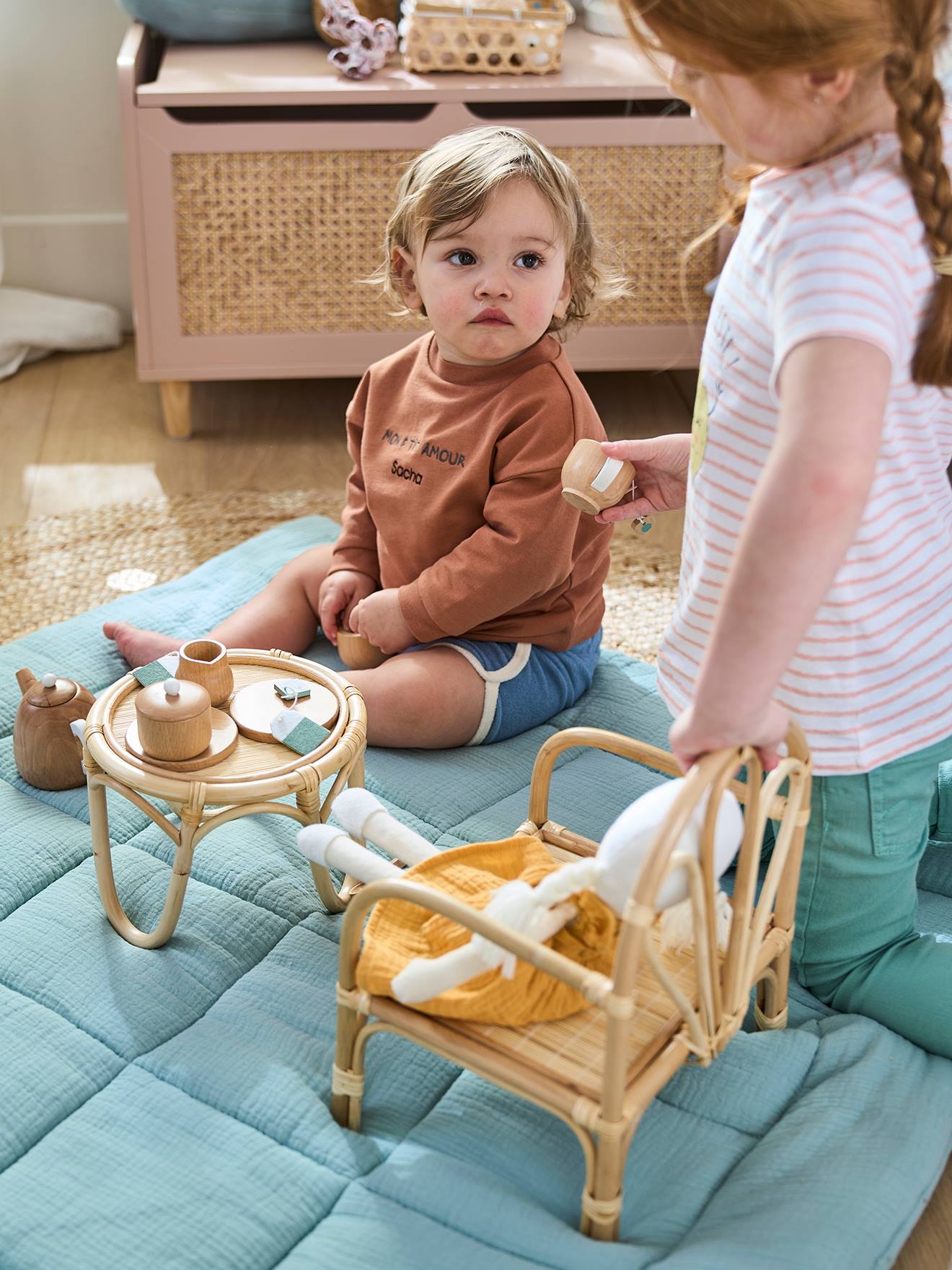 Cadeira e mesa de boneca em rattan bege
