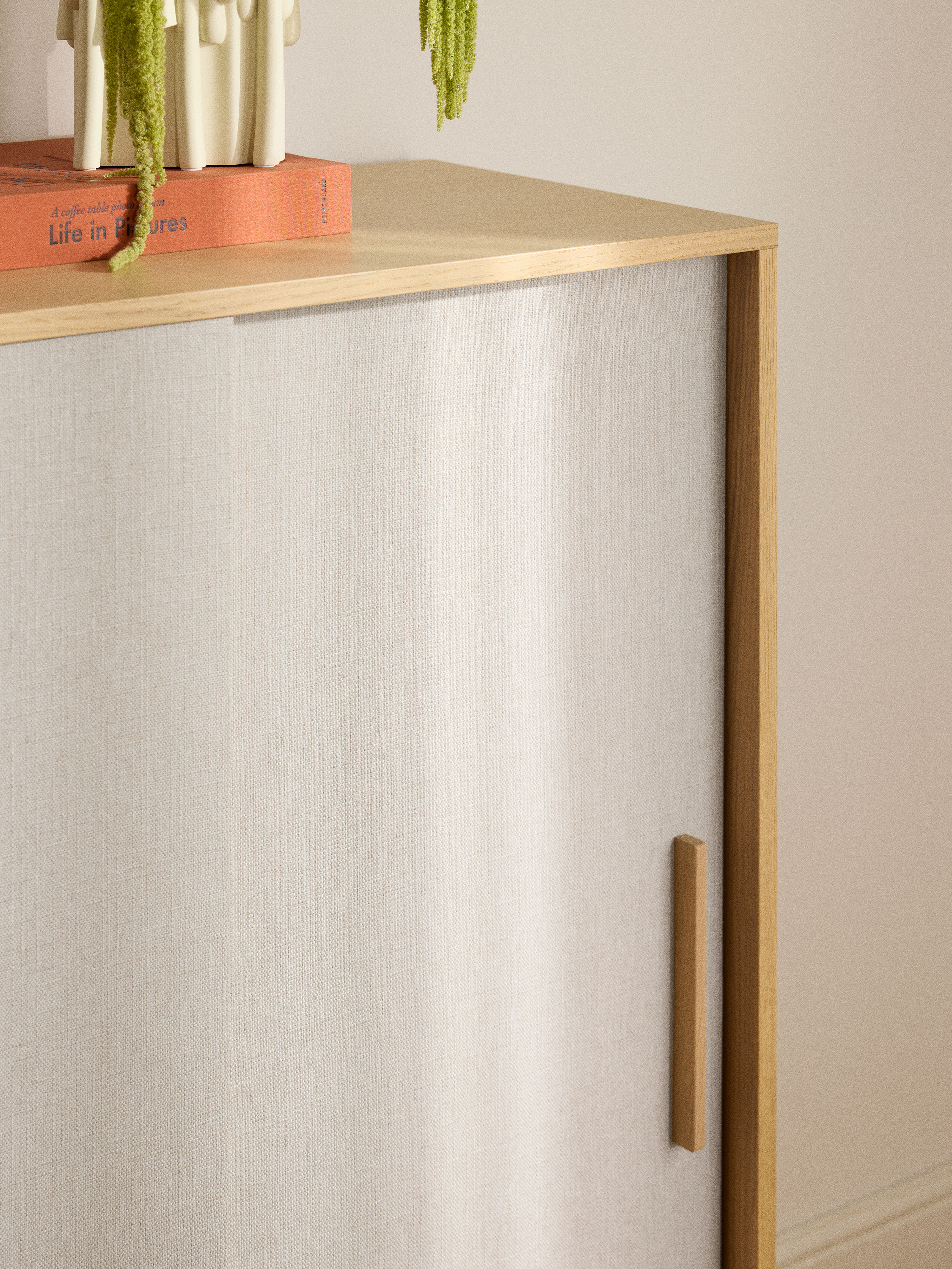 Houten dressoir Wisp met gestoffeerde voorkant