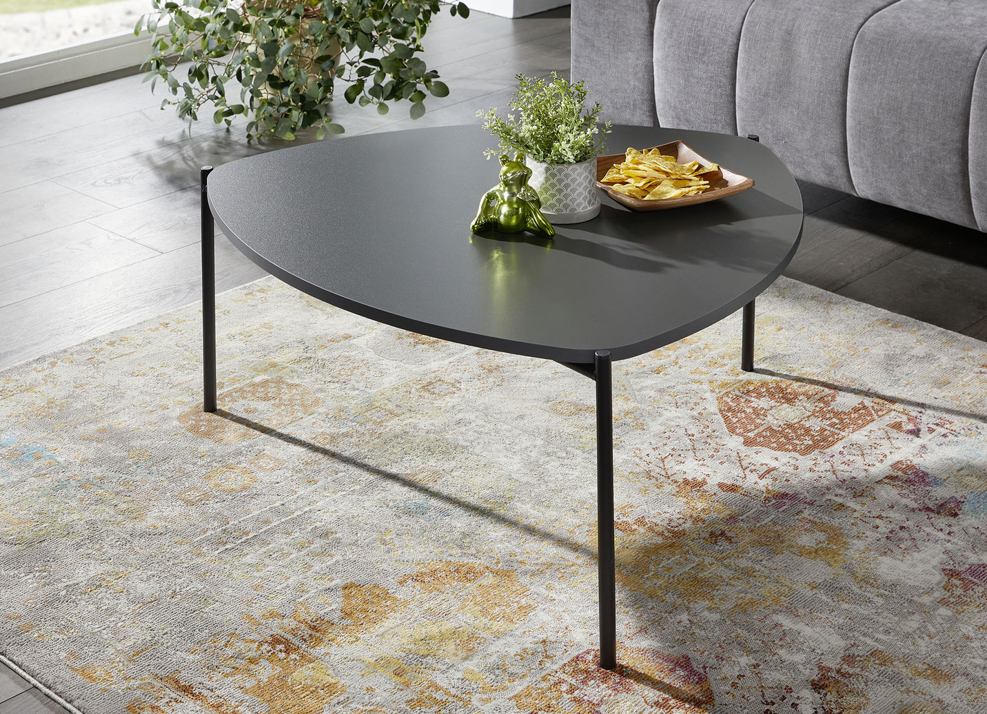 Couchtisch im Loft-Design mit Metallgestell