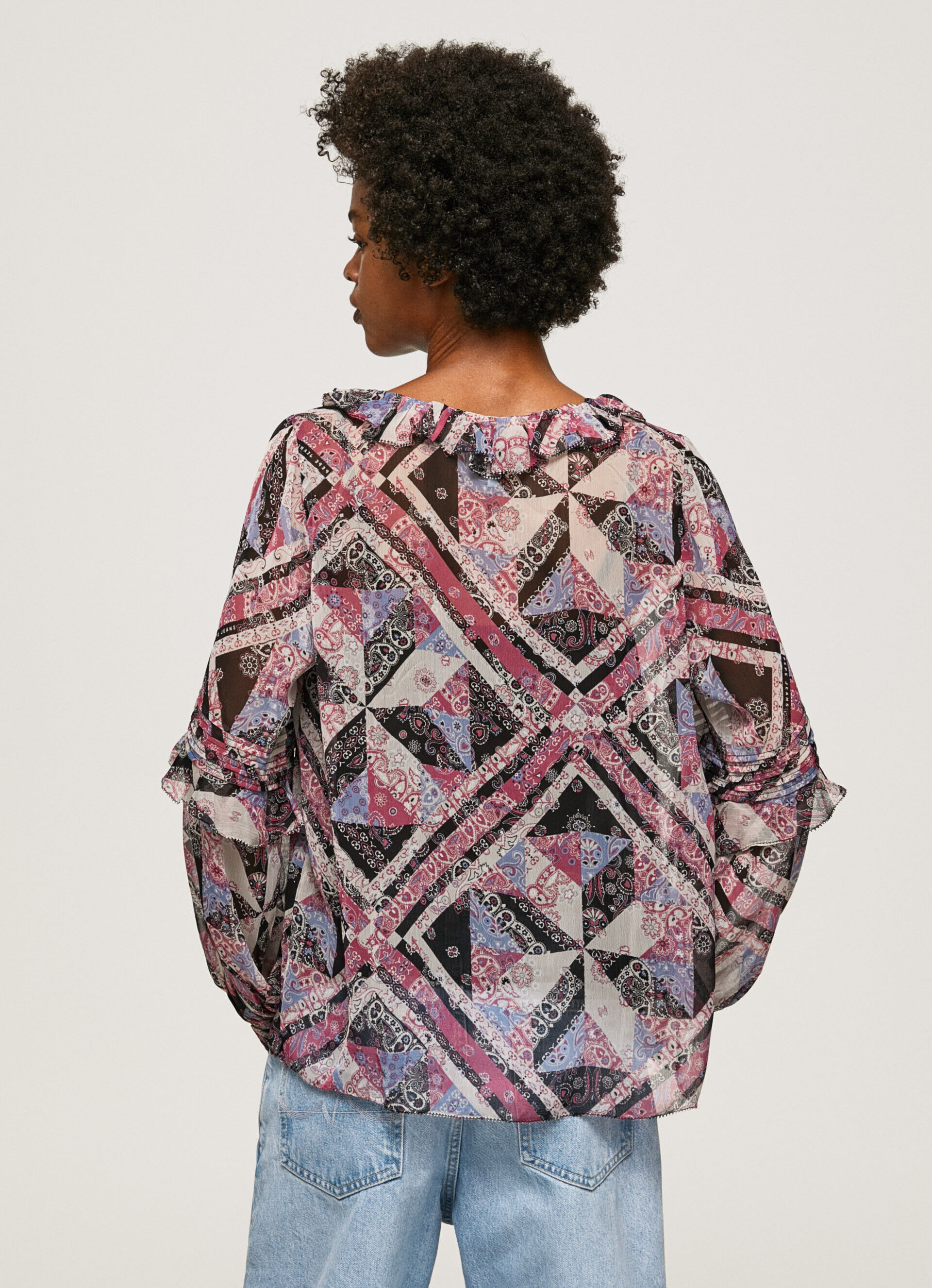 Blusa com estampa paisley e babados - multicolorida