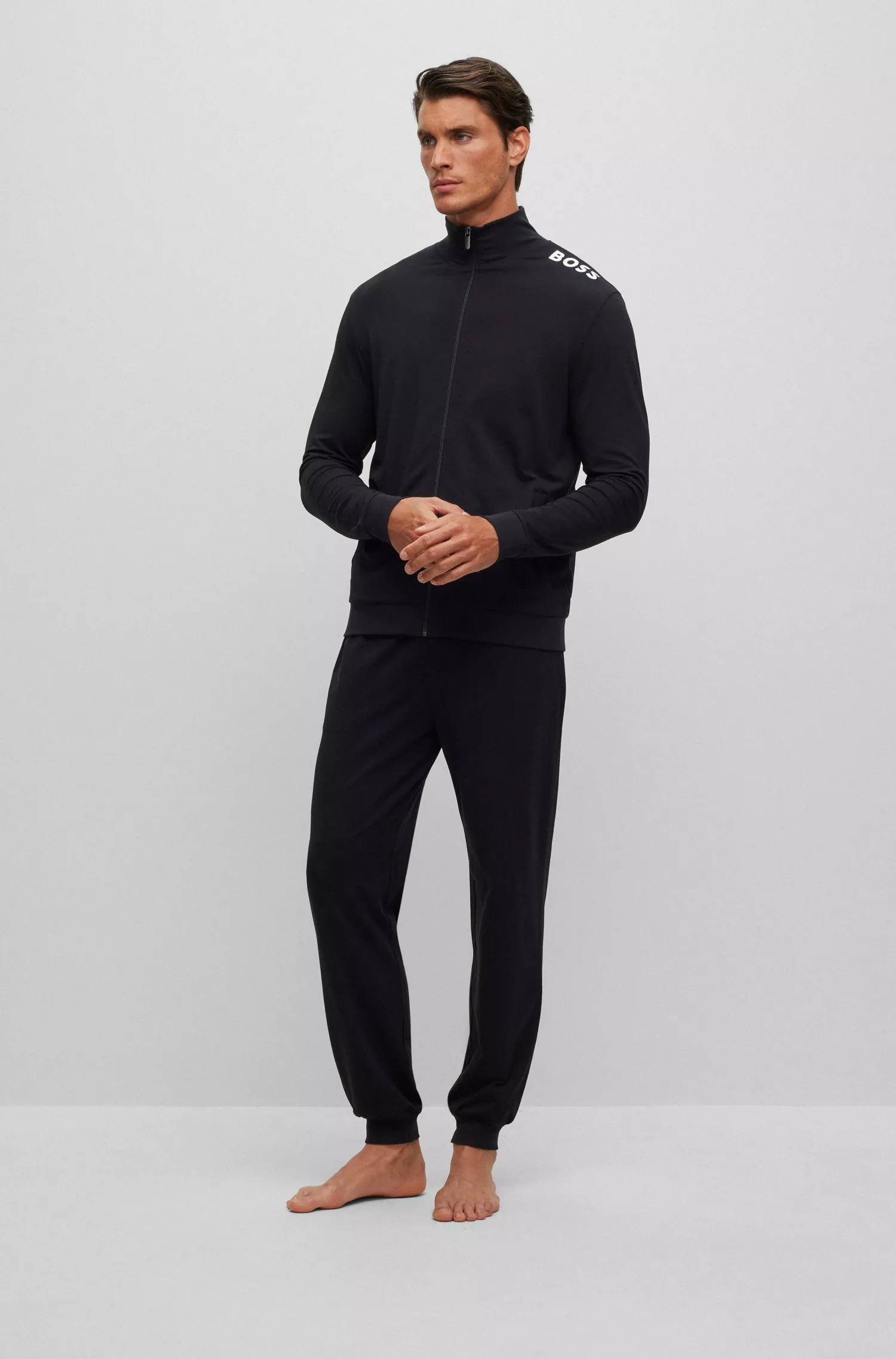 Conjunto de roupa de descanso BOSS em algodão stretch preto com detalhes do logotipo.