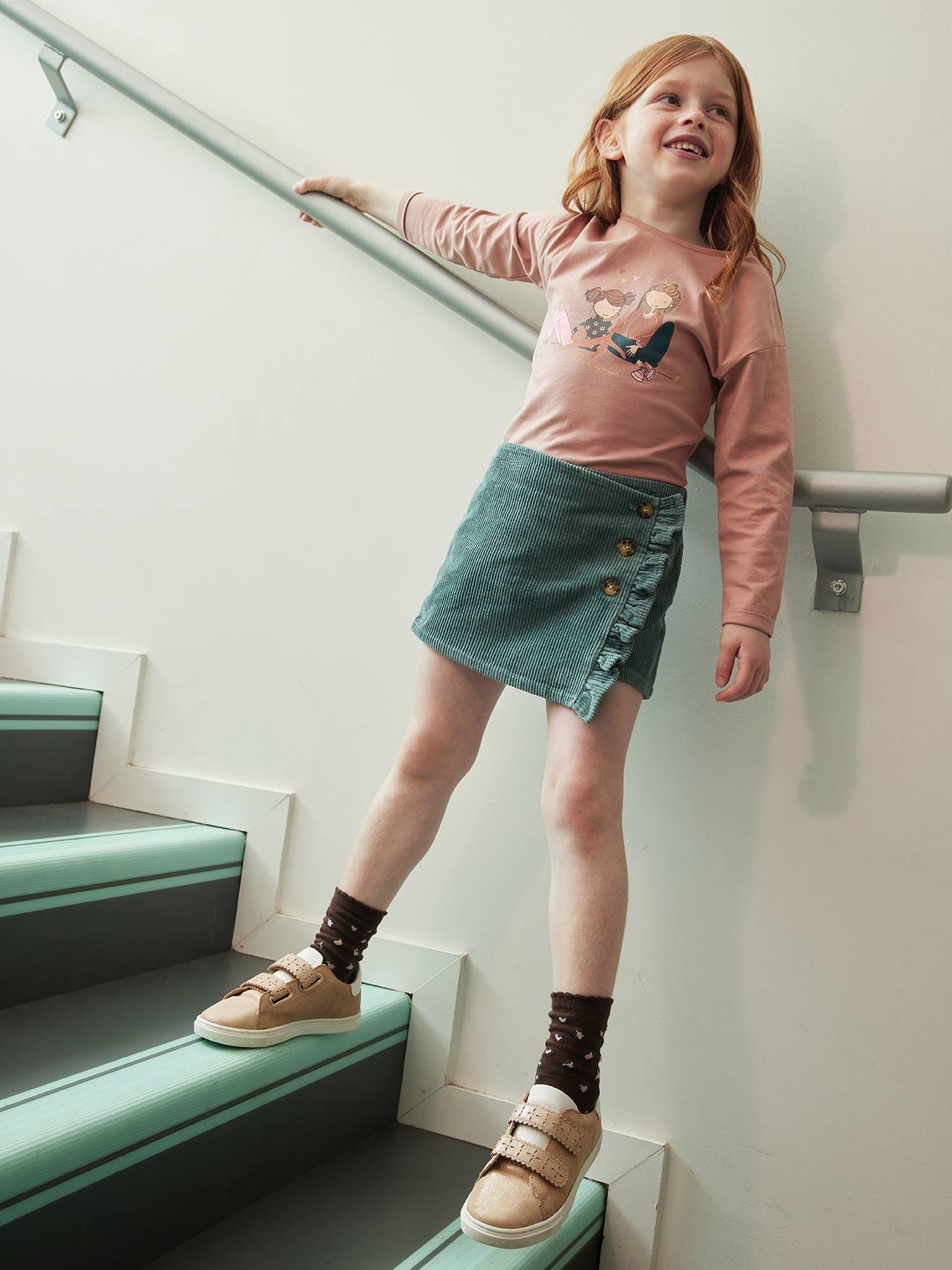 Camiseta com estampa feminina e detalhes de fantasia, camiseta infantil lisa rosa claro com estampas.