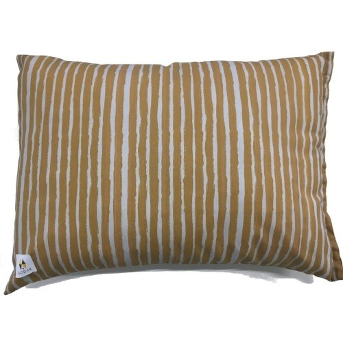Cama para cachorro com estampa de nuvens listradas, cor mostarda.