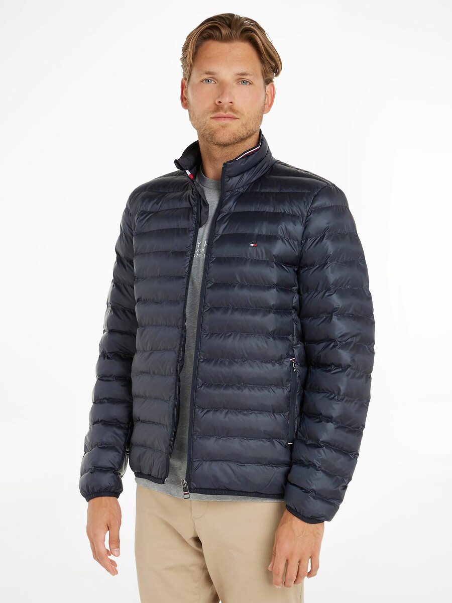 TOMMY HILFIGER<br>Jaqueta de plumas leve, compacta, com gola alta