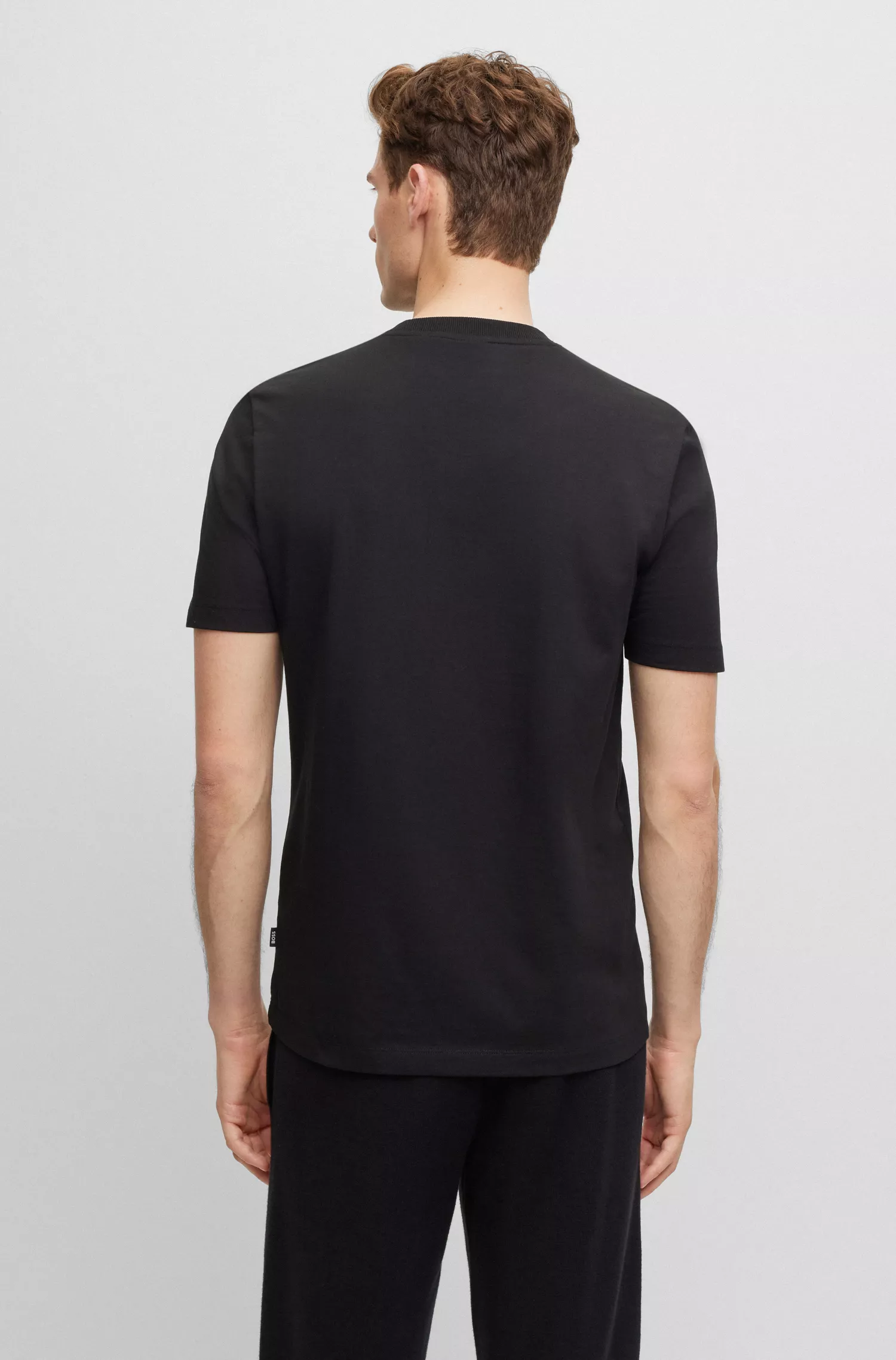 Camiseta BOSS preta em malha de algodão com logotipos estampados e bordados.