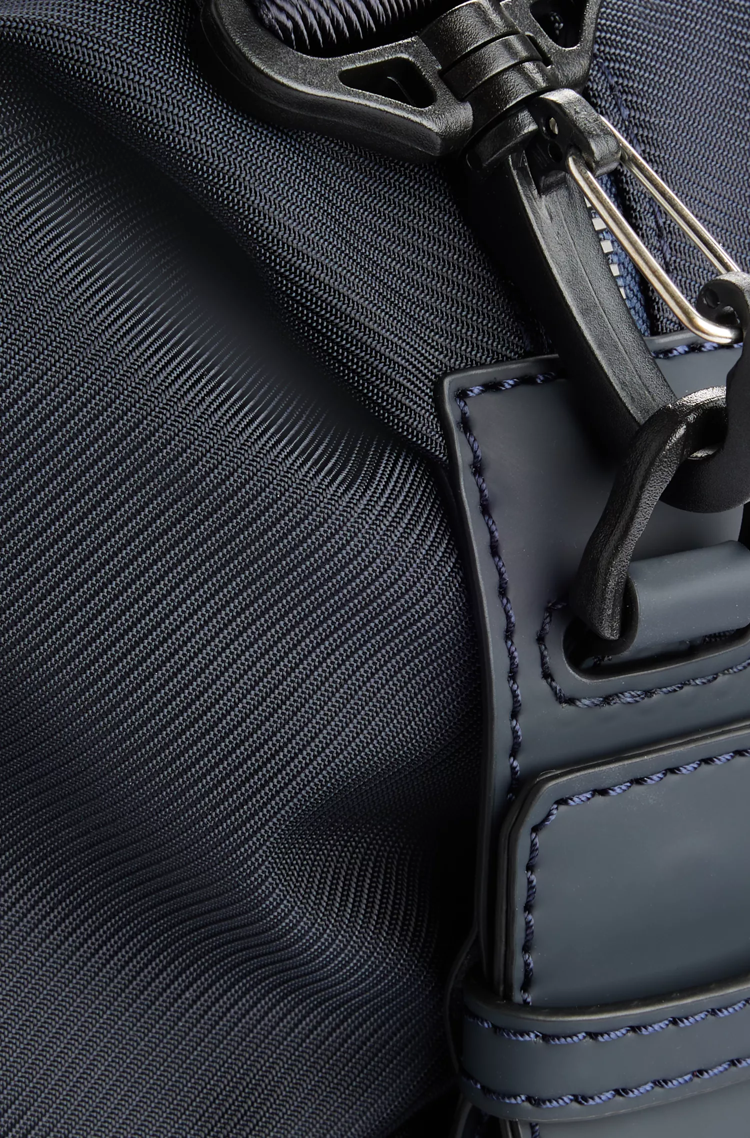 Bolsa de viagem BOSS com logotipo preto em tecido estampado.
