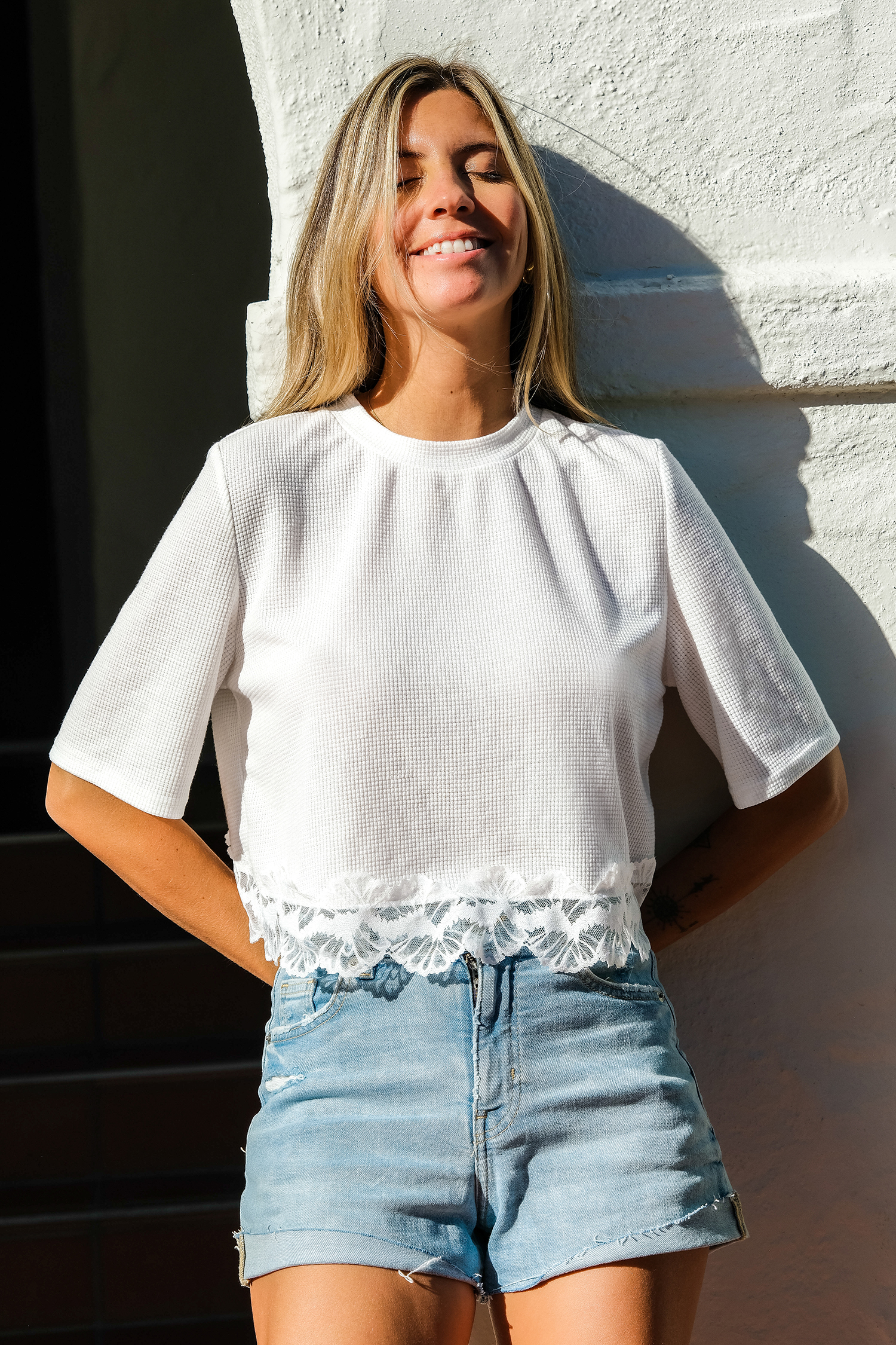 T-shirt à col rond en dentelle festonnée blanc