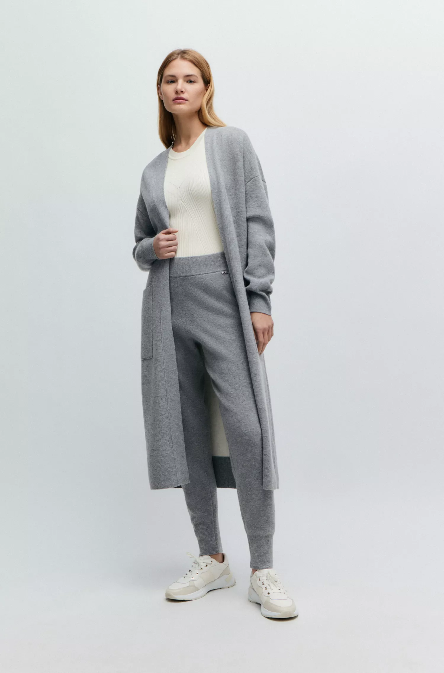 Calças BOSS pretas tricotadas em lã virgem e cashmere.