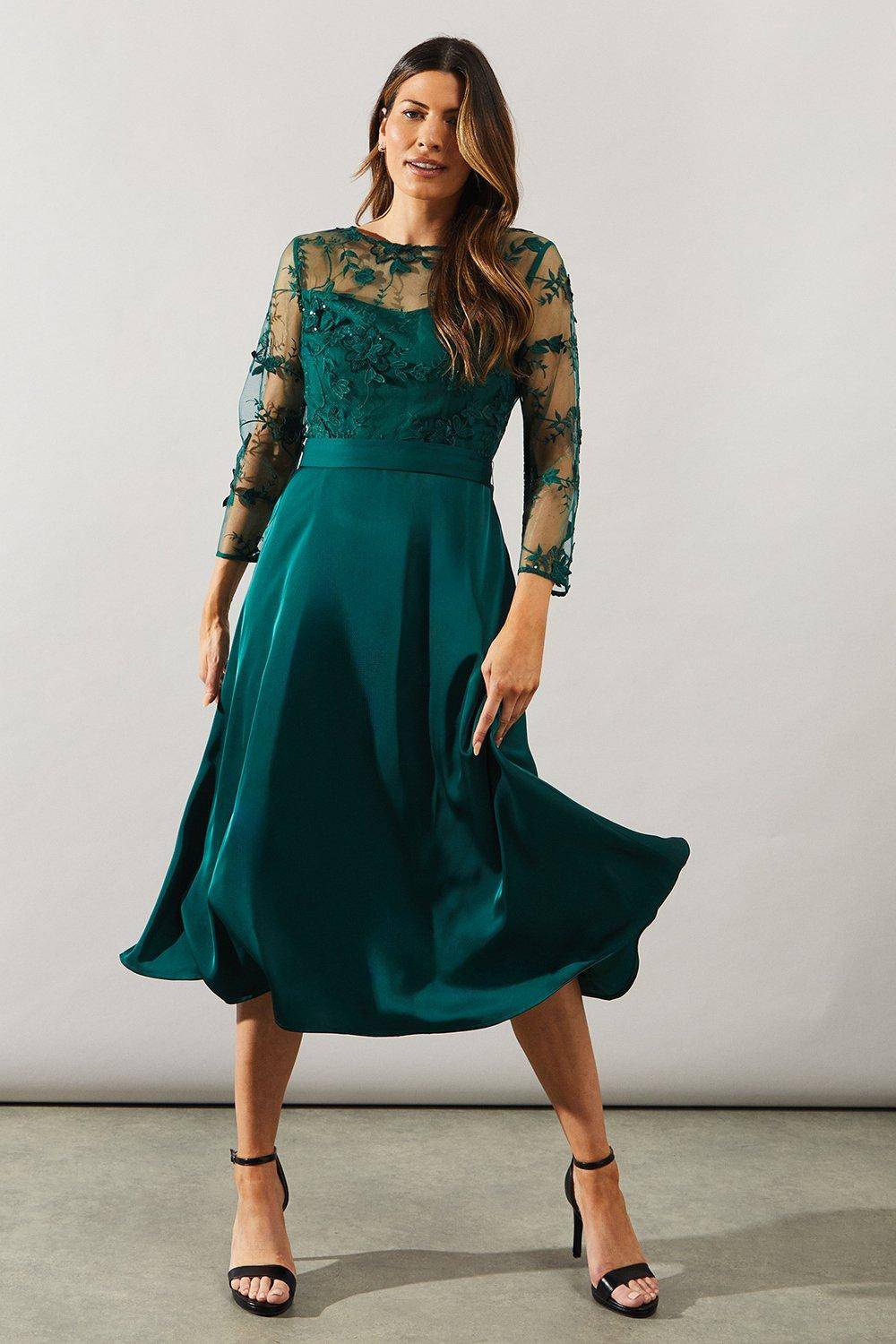 Wallis Robe Évasée en Satin avec Superposition de Mesh