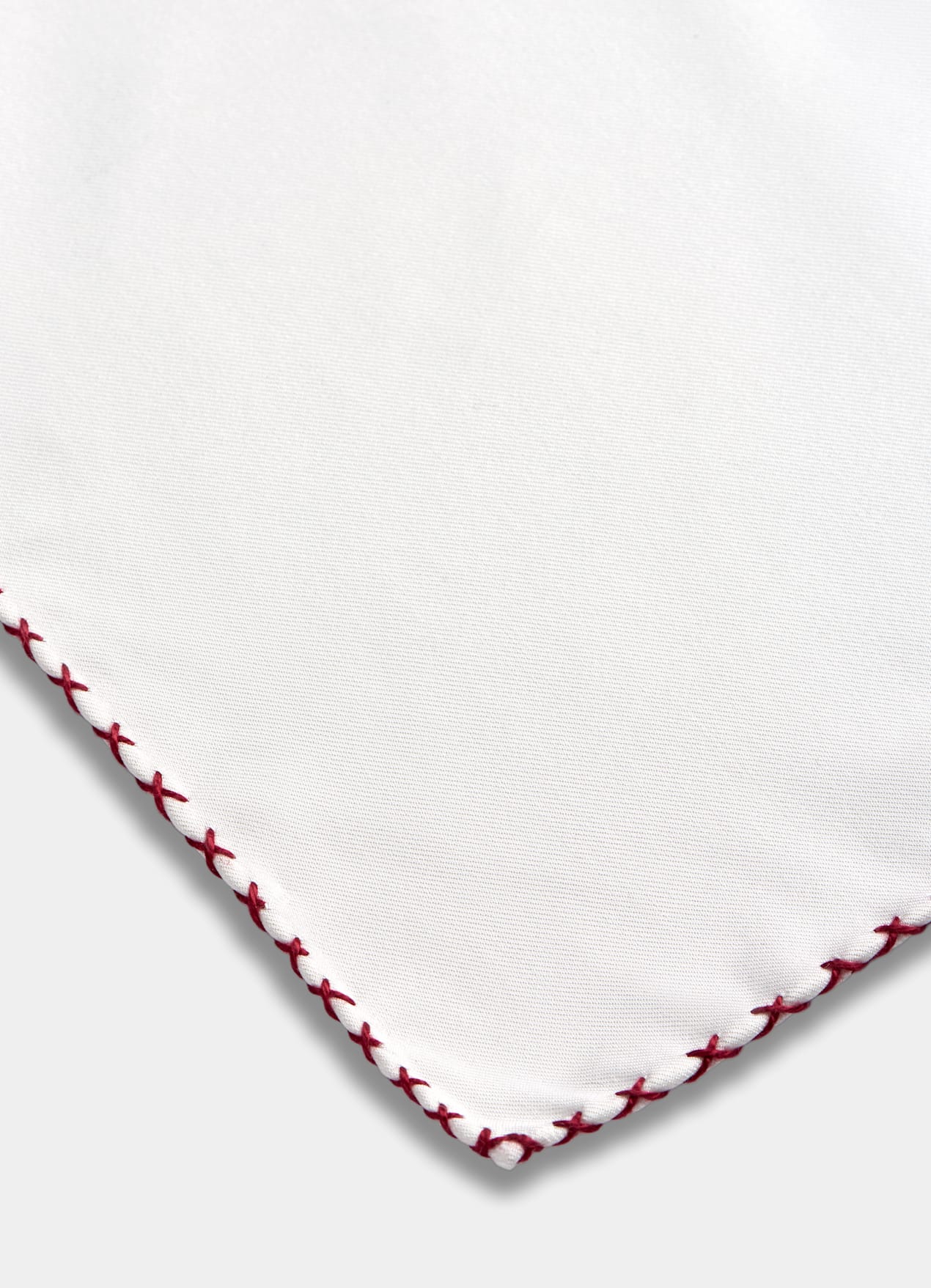 Pochette avec piqûre blanche sur les bordures