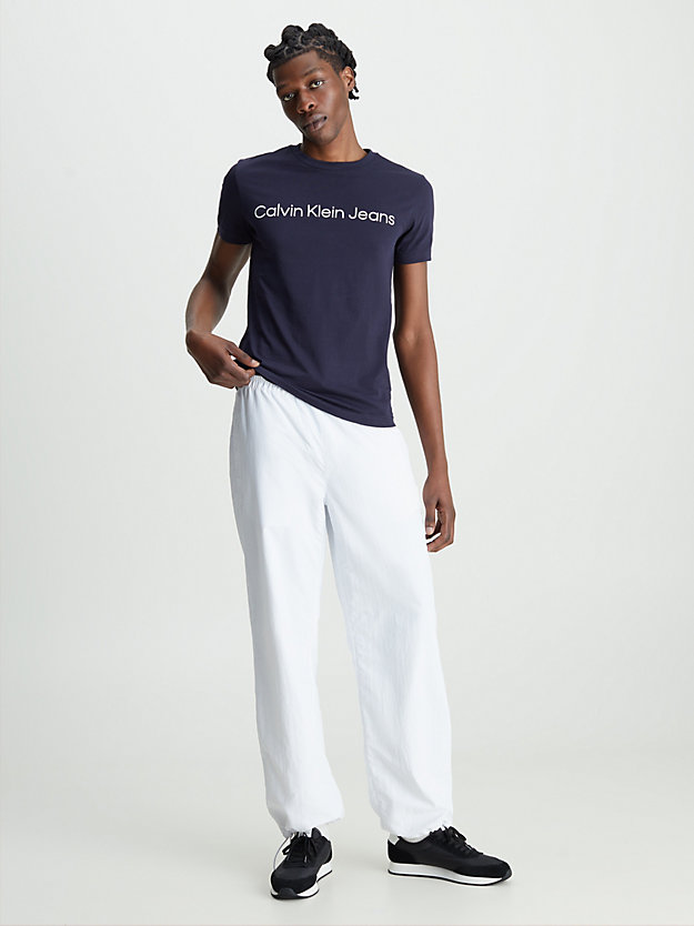 Camiseta de algodão orgânico de corte justo com logotipo.