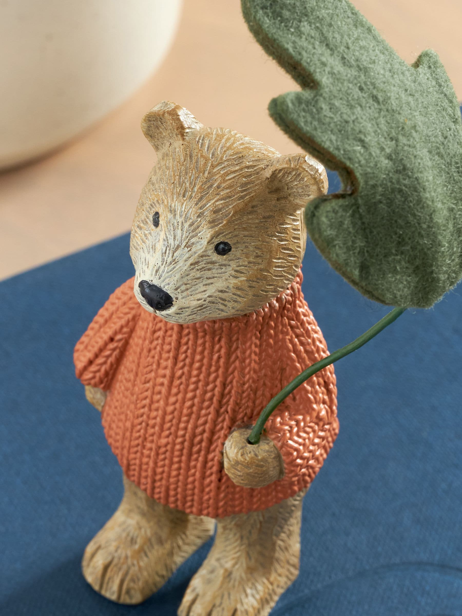 Bertie Bear onder herfstachtig vilten bladornament