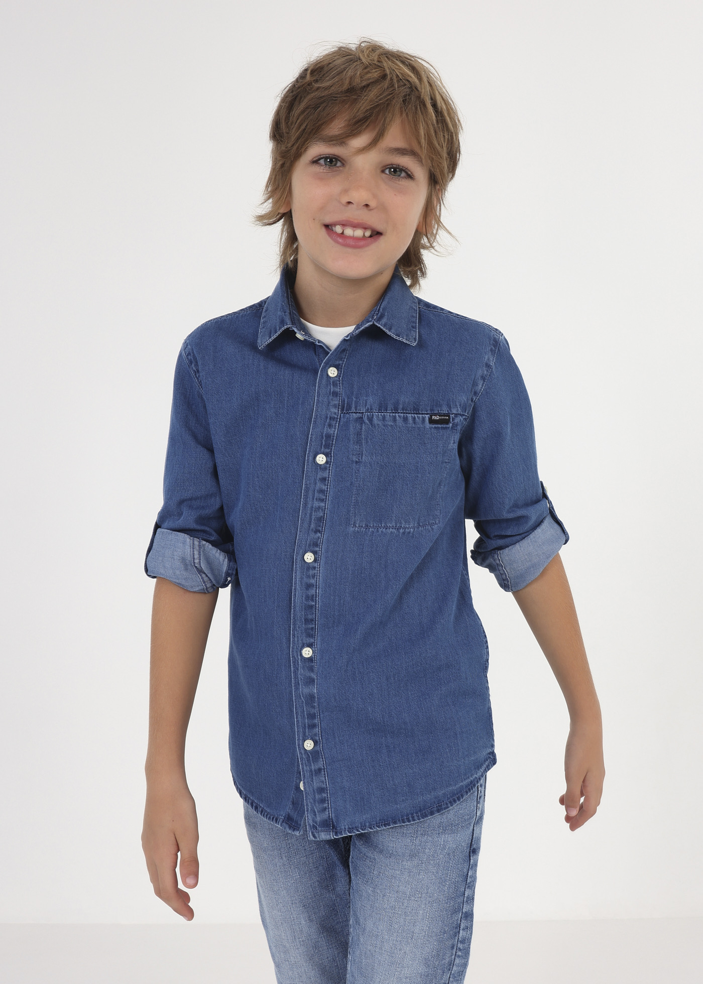 Camisa jeans de manga comprida para menino, feita com algodão sustentável.