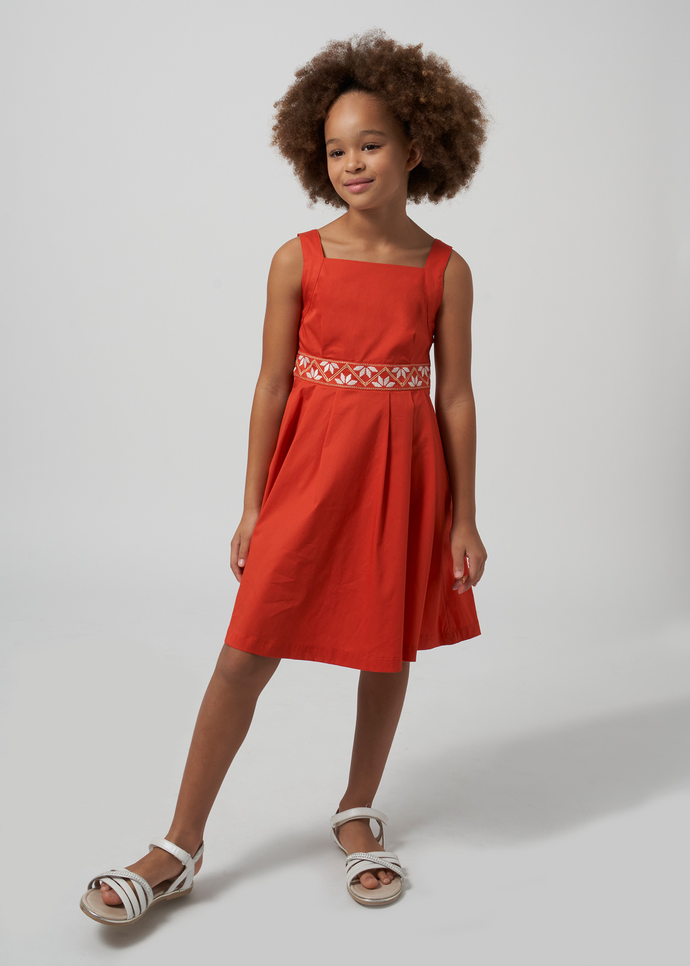Vestido infantil com fita bordada