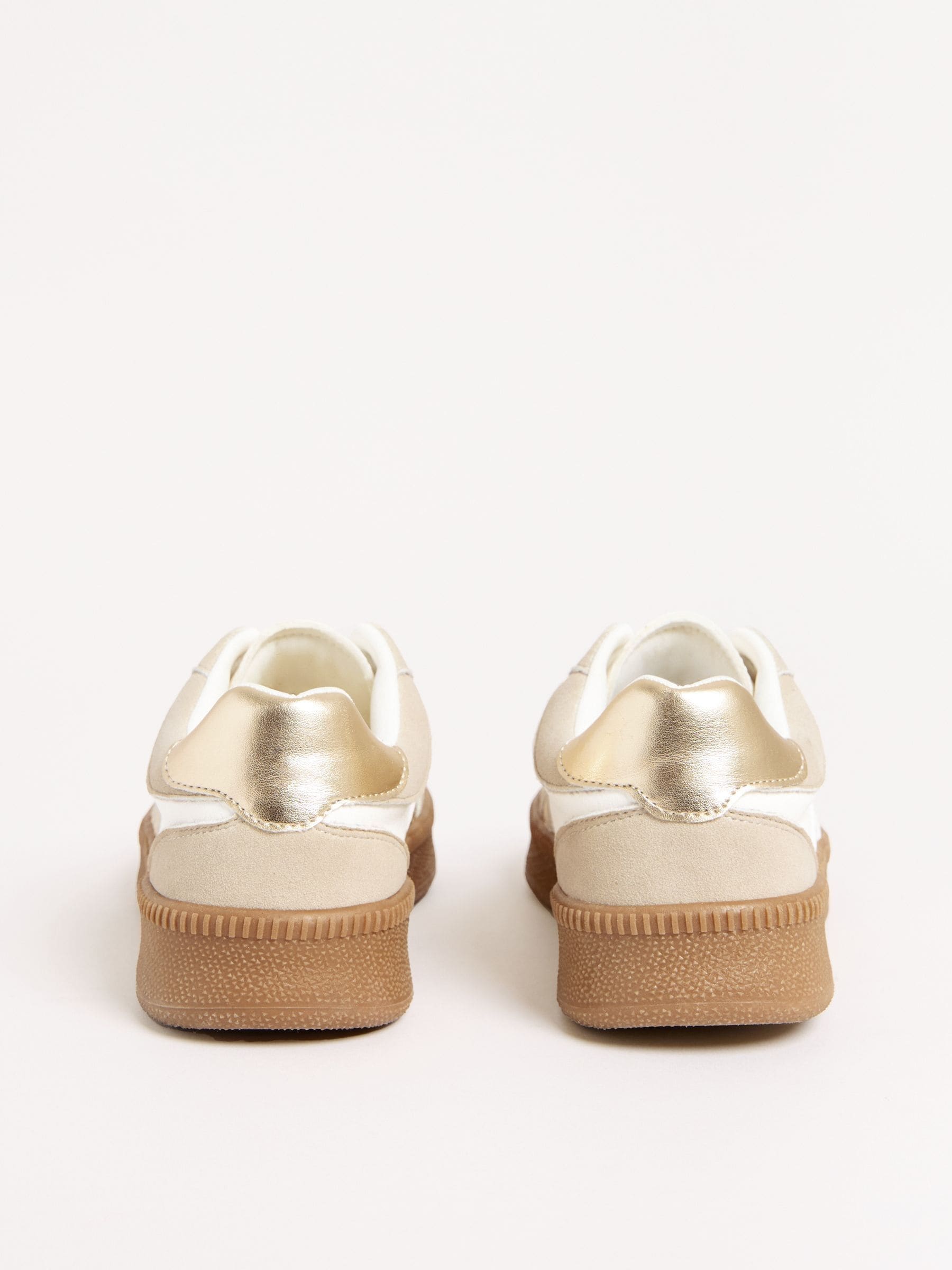 Wit en goudkleurig - Friends Like These retro sportschoenen met veters en rubberen zool