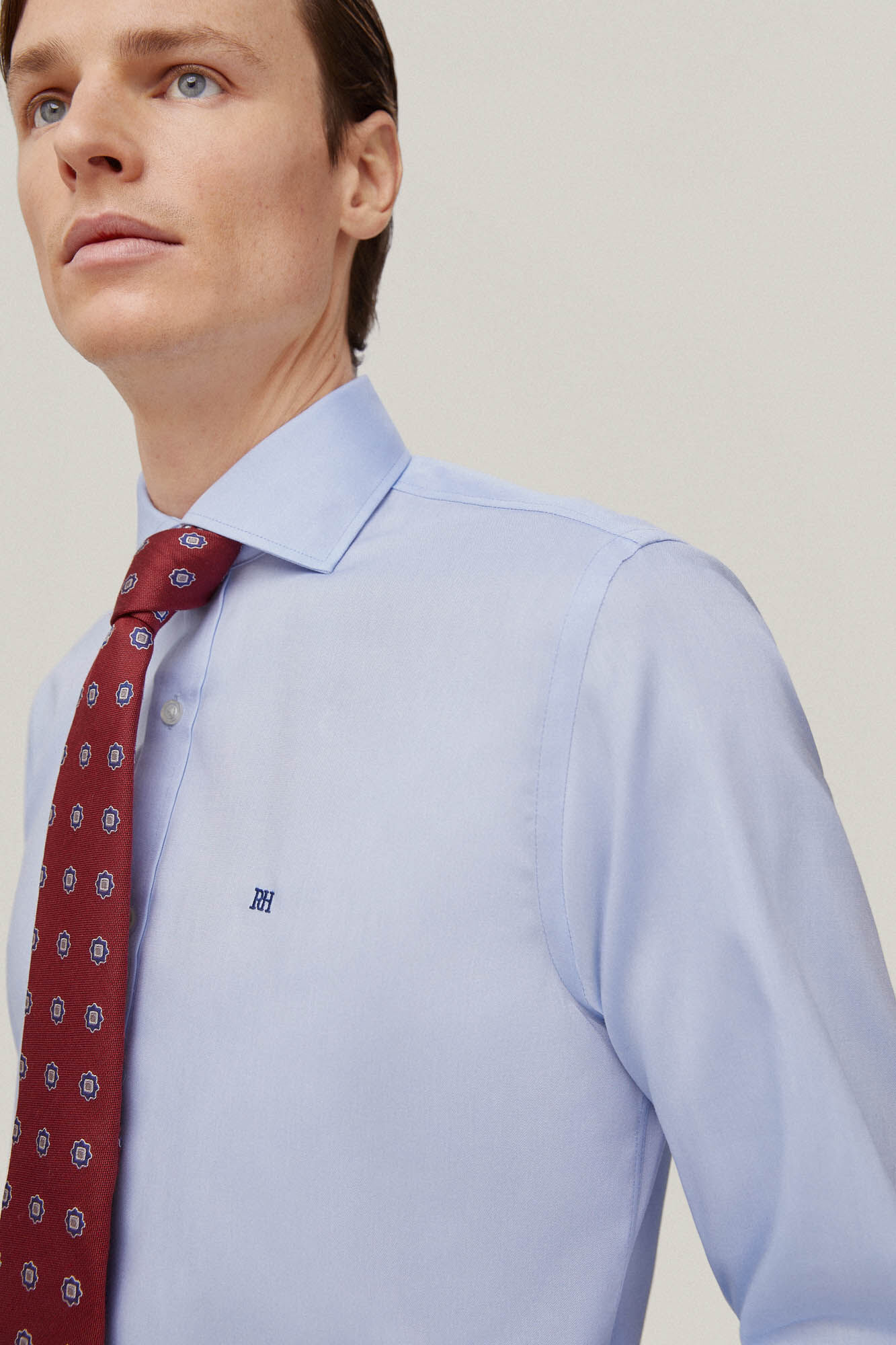 Camisa social lisa com detalhes em ponto ajour, não precisa passar e é resistente a manchas - Azul