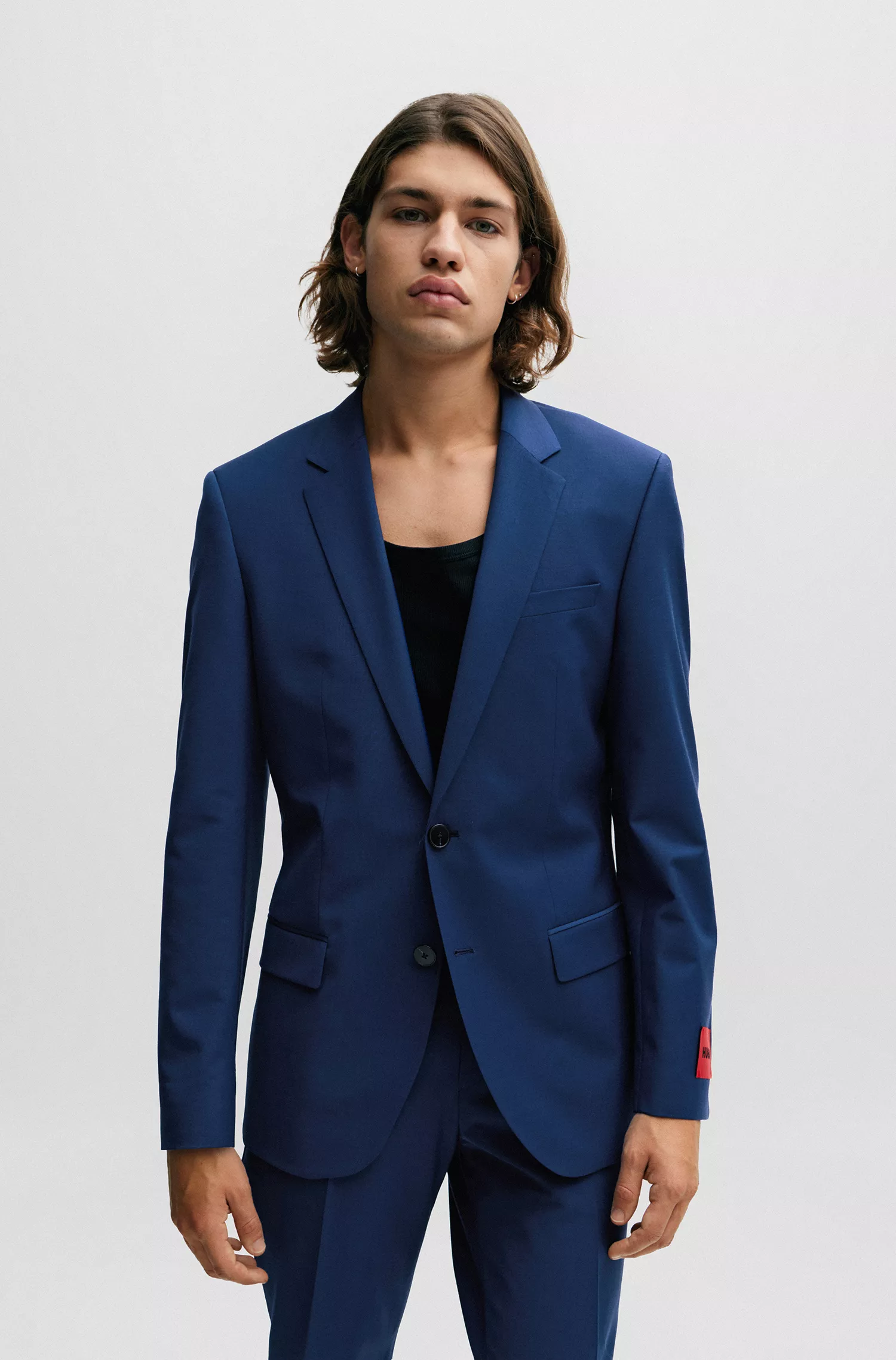 Terno HUGO vermelho, corte slim, em mistura de lã elástica de alta performance.