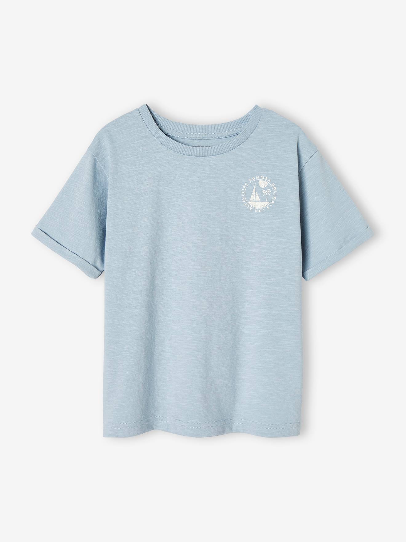 Camiseta azul-clara infantil com estampa grande de barco nas costas.