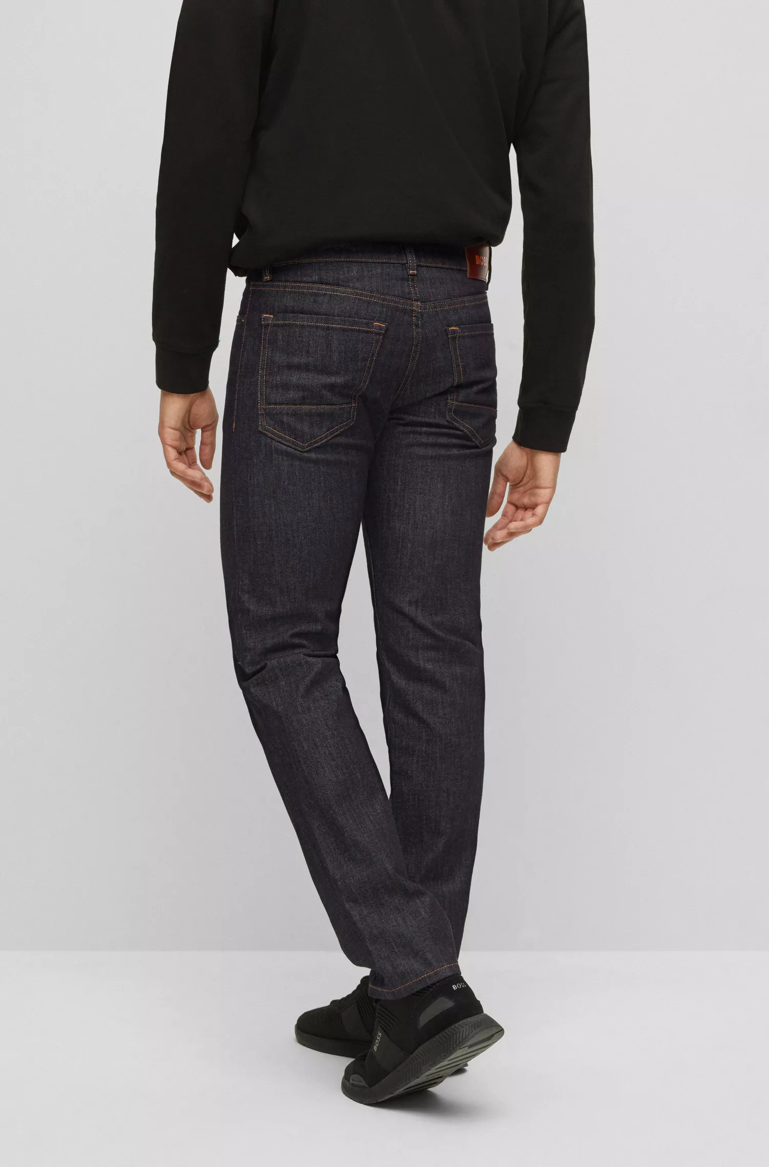 Calça jeans BOSS laranja, corte regular, em denim elástico azul.
