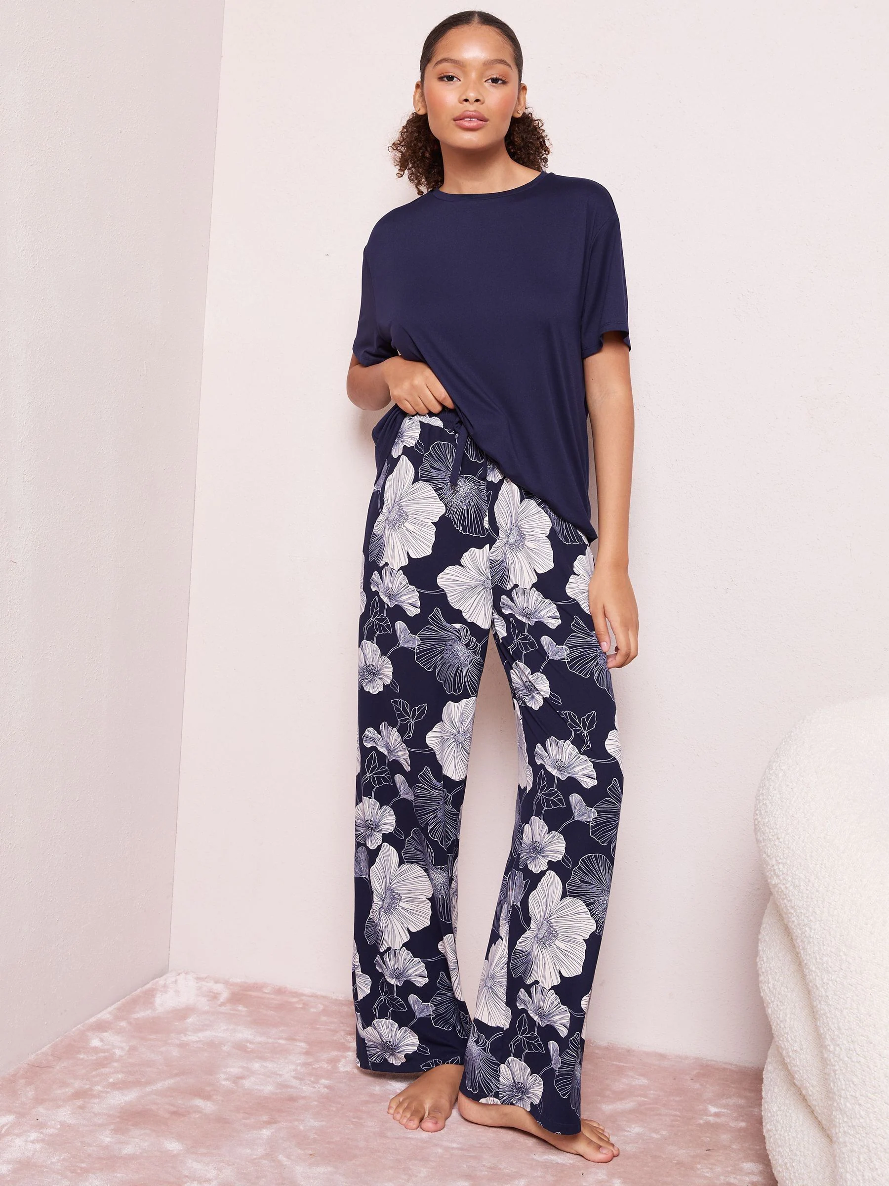 Marineblauw met bloemen - Friends Like These Short Sleeve Pyjamas