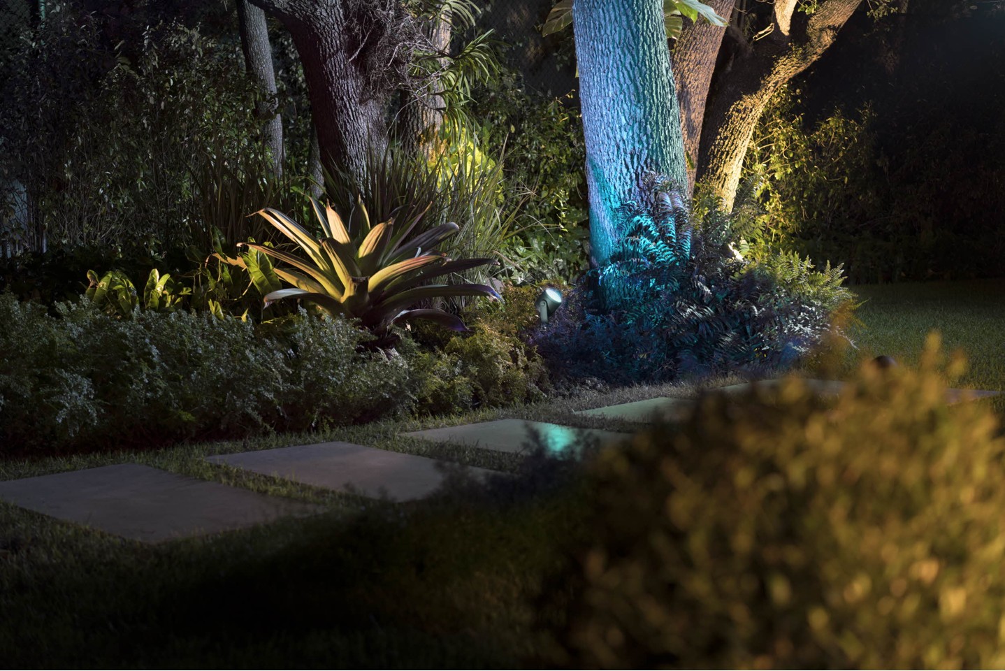 Philips Hue - Lily XL Spot Light - Hue Outdoor-White & Color Ambiance