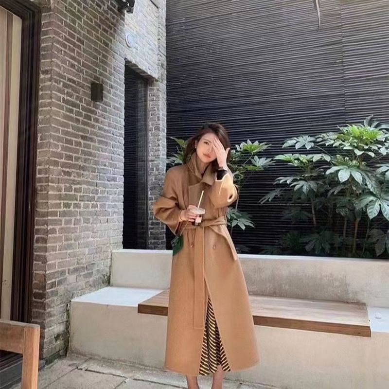 Everose - Kraagloze, effen midi-jas met dubbele rij knopen en strik aan de voorkant