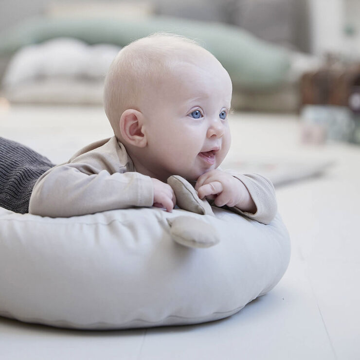 Done by Deer Cozy lounger m/aktivitetsbue Raffi Sand Sand