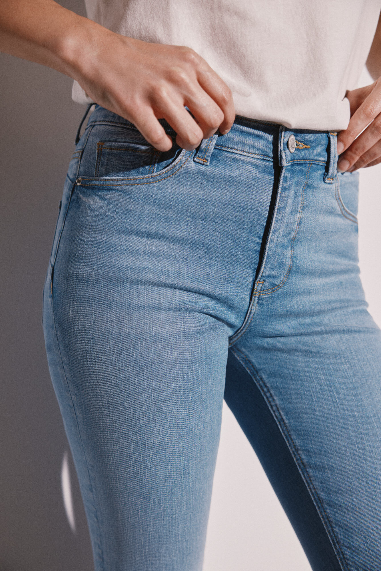 Calça jeans push-up, lavagem sustentável
