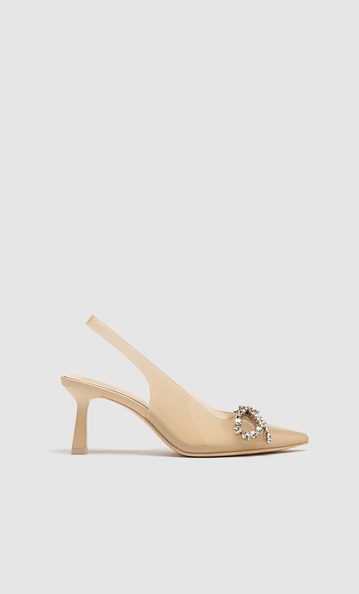 Sapatos de salto alto em vinil com detalhes decorativos